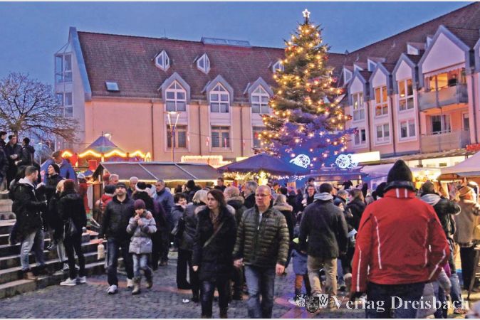Rund um den schönen großen Weihnachtsbaum auf dem Hattersheimer Marktplatz bot sich mit abendlicher weihnachtlicher Beleuchtung ein schönes Bild vom Hattersheimer Weihnachtsmarkt.
(Fotos: A. Kreusch)