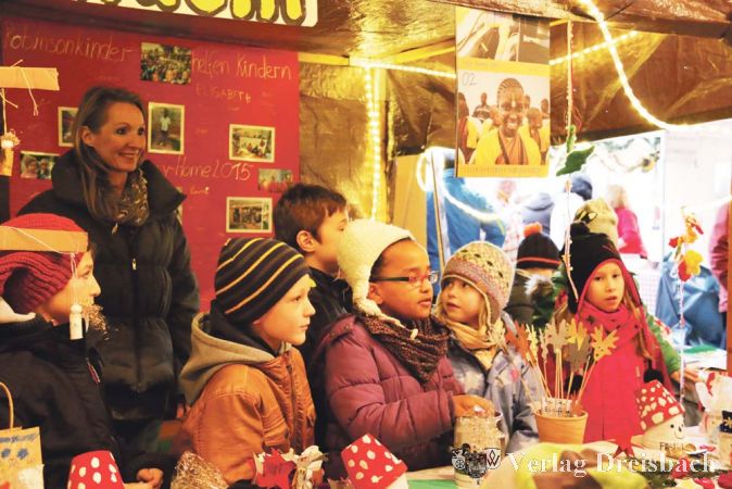 Die Kinder der Robinson-Schule hatten großen Spaß dabei, auf dem Hattersheimer Weihnachtsmarkt die von ihnen gebastelten und gebackenen Sachen zugunsten des Mother-Mercy-Home in Nairobi zu verkaufen.