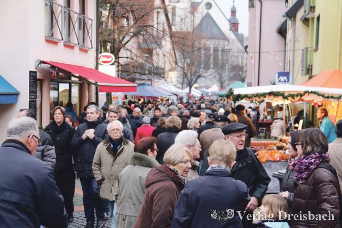 Am dritten Adventssonntagnachmittag war offenbar ganz Hattersheim auf den Beinen – alle schlenderten gerne über den Weihnachtsmarkt.