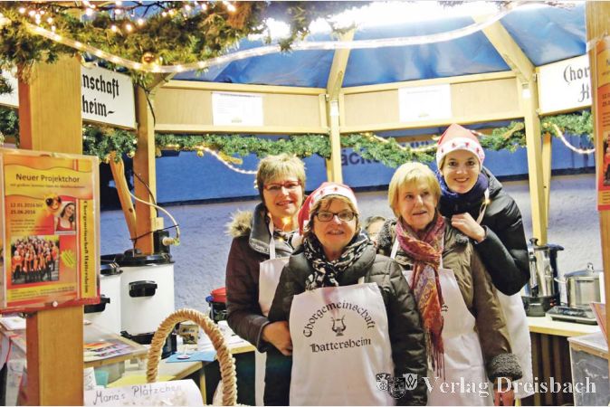 Die Damen der Hattersheimer Chorgemeinschaft nutzten den Weihnachtsmarkt nicht nur dazu, mit Glühwein, „Maria's Plätzchen“ und anderen wohlschmeckenden Leckereien ihre Vereinskasse etwas aufzubessern, sie machten auch gerne auf den neuen Projektchor des Vereins aufmerksam, der am 12. Januar startet.