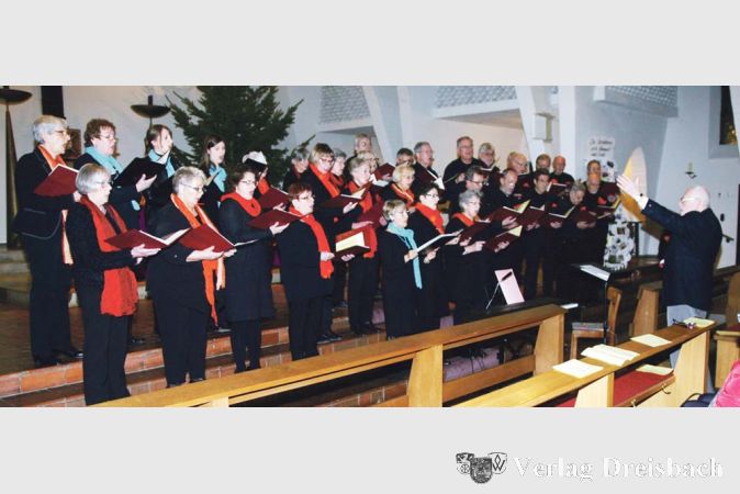 Der gemischte Chor widmete sich vor allem dem der Kirchenmusik entsprungenen Weihnachtsliedgut.