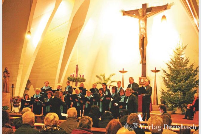 Die Happy Voices f&uuml;hrten die Zuh&ouml;rer mit ihrer Liedauswahl weihnachtlicher Weisen um die halbe Welt.
(gus/Fotos: Steinacker)