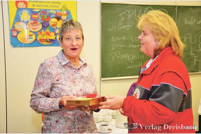 DRK-Helferin Claudia Braun &uuml;berreicht Christel Heinrich die Ehren-Urkunde mit Anstecknadel sowie ein s&uuml;&szlig;es Pr&auml;sent f&uuml;r ihre 125. Blutspende!
(Fotos: DRK)
