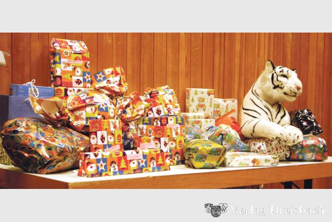 Kurz vor Weihnachten hatte das Begegnungsfest auch ein wenig weihnachtliches Flair, die Organisatoren hatten einen Geschenketisch gef&uuml;llt.