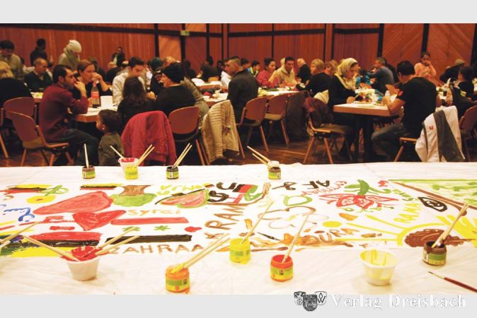 Auf drei meterlangen Plakaten brachten die Männer, Frauen und Kinder beim „Together - gemeinsam“-Fest im Bürgerhaus jeweils ihre Gedanken zum Ausdruck. So entstanden interessante Einsichten in die Gefühlswelt der Flüchtlinge, die Ergebnisse sollen öffentlich zu sehen sein.
(gus/Fotos:Steinacker)