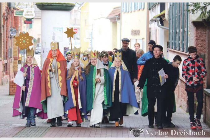 Die Sternsinger auf dem Weg zum Empfang bei Bürgermeisterin Antje Köster.