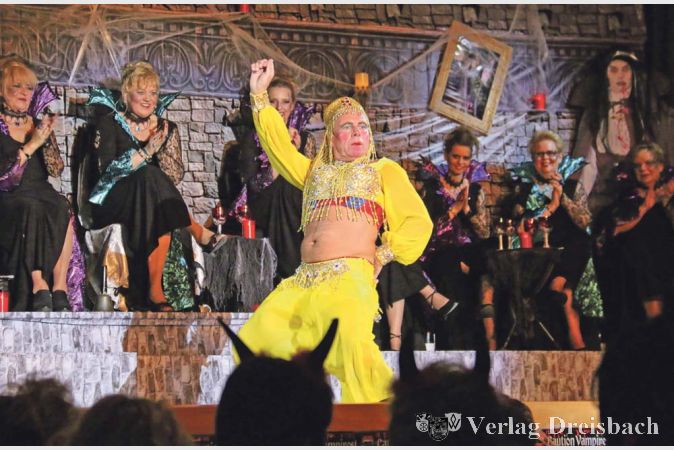 Bernd Bruch als Bauchtänzerin – wie in den Jahren zuvor wusste der Höchster auch diesmal seine „Mahädels“ zu begeistern.