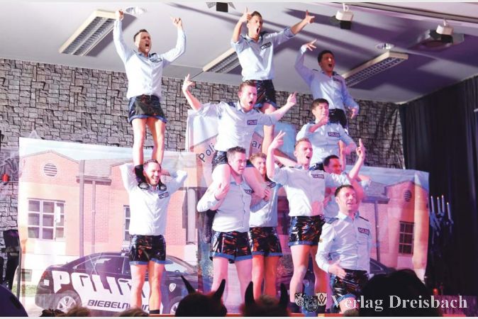 Die „Horny Hornetts“ vergaßen auch bei den schwierigsten Figuren nicht, lachend den Spaß, den sie selbst an ihrer Aufführung haben, ans Publikum weiterzugeben.