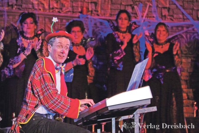 Der Flörsheimer Pfarrer Sascha Jung verblüffte das Publikum der WWO mit seinem musikalisch immer wieder aufgepeppten Bericht von der „römischen Familiensynode“.