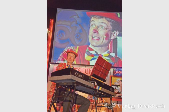 Dass Pfarrer Sascha Jung &bdquo;von Kopf bis Fu&szlig; auf Fastnacht eingestellt ist&ldquo;, glaubten ihm die Saalbesucher aufs Wort.