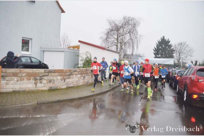 Nasse F&uuml;&szlig;e gab es beim Weilbacher Silvesterlauf f&uuml;r alle L&auml;ufer. Trotz der miesen Wetterbedingungen gingen 220 Sportler in drei verschiedenen Laufkategorien auf die Strecke.
(Fotos: R. D&ouml;rh&ouml;fer)