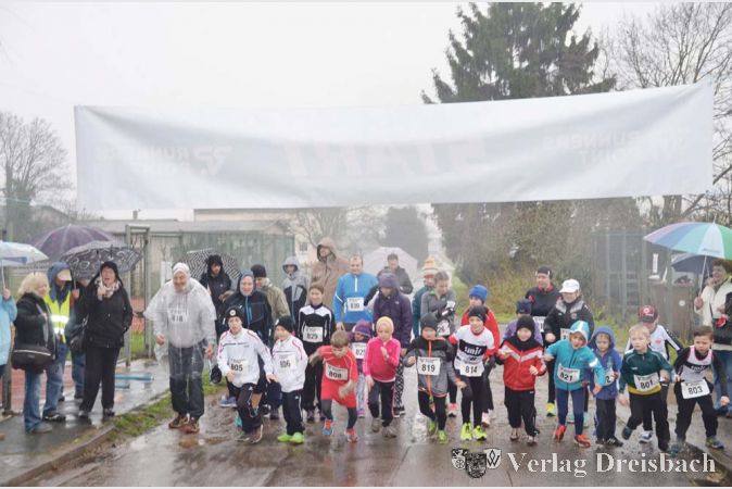 Auch 28 Kinder trotzten dem Regen und hatten keine Angst vor N&auml;sse und K&auml;lte. Sie k&auml;mpften mit viel Eifer und Elan um jede Sekunde.