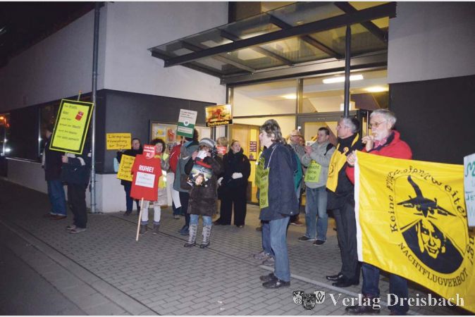 Kein Handschlag f&uuml;r den Hessischen Verkehrs- und Wirtschaftsminister durch die Teilnehmer der Mahnwache, die vor dem evangelischen Gemeindezentrum Position bezogen hatten.