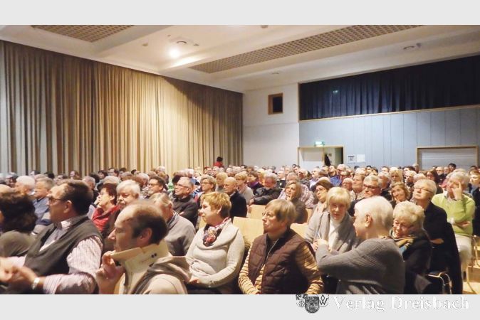 Knapp 250 Besucher verfolgten im Okrifteler Haus der Vereine die Diskussion zwischen den Kandidaten f&uuml;r das B&uuml;rgermeisteramt.