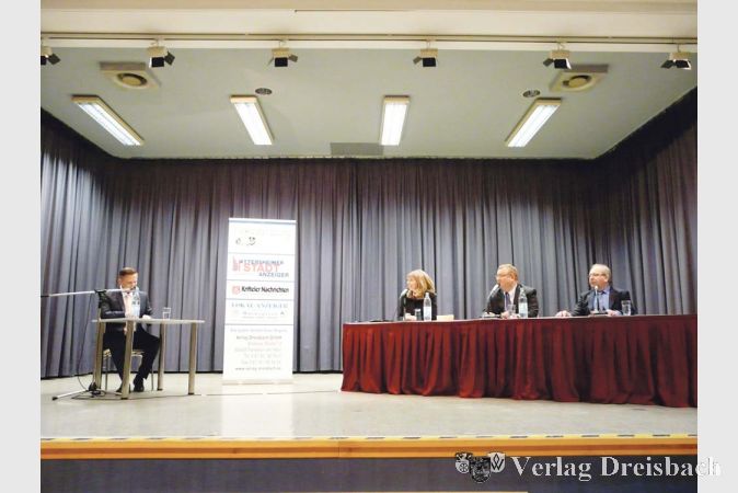 Sie sorgten f&uuml;r einen langen und zugleich kurzweiligen Abend (von links): Moderator Alexander No&eacute;, die amtierende B&uuml;rgermeisterin Antje K&ouml;ster (SPD), Klaus Schindling (CDU) und Karl Heinz Spengler (FWG).
(Fotos: M. Krause)