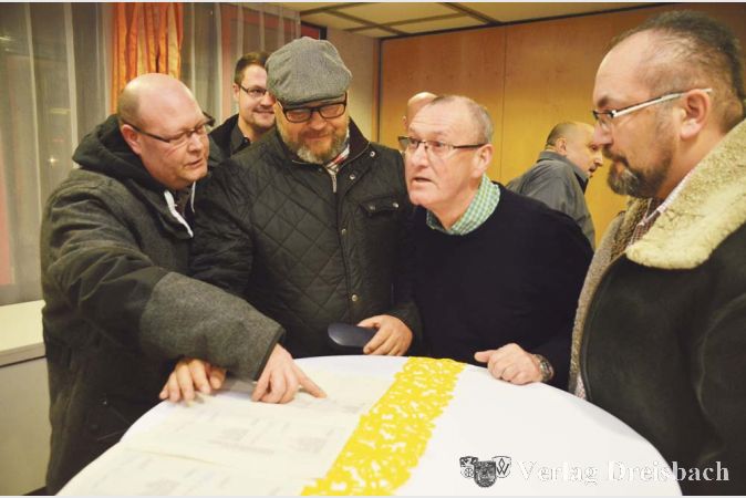 Mehr als zufrieden: Thomas Probst (vorne, 2. von links) sieht in dem beispiellosen Stimmenzuwachs die Standpunkte der Freien B&uuml;rger und seine Arbeit als dfb-Fraktionsvorsitzender best&auml;tigt.