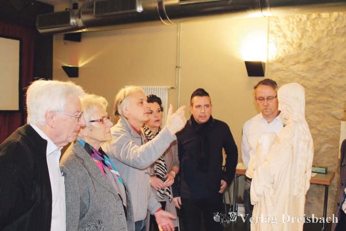 Holzschnitzer Mario Sanden (3. von links) erl&auml;uterte Hans Jakob und Luzia Maria Gall, Simone und Andreas Sahm sowie Gerald Gall (von links), den Gr&uuml;ndern der Stiftung &bdquo;Marienkapelle Fl&ouml;rsheim am Main&ldquo;, wie er an dem L&auml;cheln der Fl&ouml;rsheimer Madonna arbeitete.
(Fotos: A. No&eacute;)