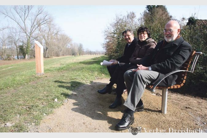 Endpunkt Sommerdamm: Eine Infostele und eine Parkbank, auf der es sich (v.l.) Regionalpark-Gesch&auml;ftsf&uuml;hrer Manfred Ockel, B&uuml;rgermeisterin Ulrike Steinbach und Planer Bernd Hoffmann bequem gemacht haben, finden die Radfahrer und Spazierg&auml;nger am Endpunkt des Routenabstechers.