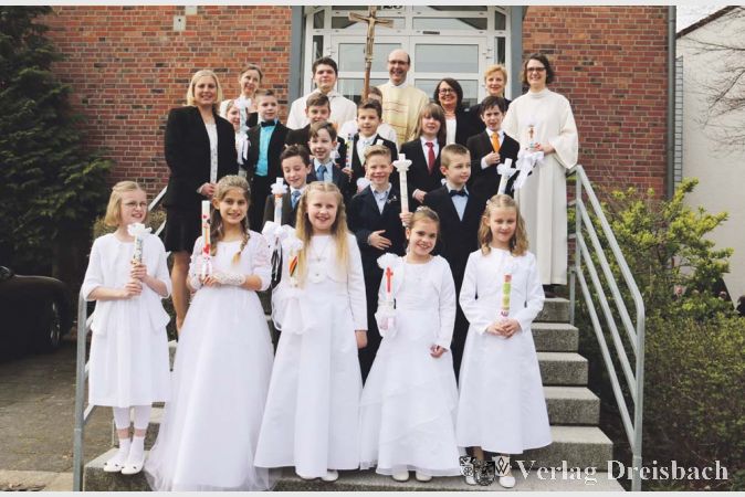 In Okriftels Christ-K&ouml;nig-Kirche gingen am letzten Sonntag Robin Bock, Colin B&ouml;ttger, Simeon Christozov, Celine Dusemond, Daniela Haag, Christin Kellner, Finn Krauser, David Matzig, Emma Rast, Til Rohde, Kevin Schomann, Leon Sosic, Florian Sosic und Fabio Surano zu ihrer Ersten Heiligen Kommunion. Pfarrer Andreas Klee, Pastoralreferentin Juliane Schaad sowie die Katechetinnen Heidi Besso, Michaela Haag, Astrid Krauser und Verona Lutter begleiteten sie.
(Fotos: A. Kreusch)