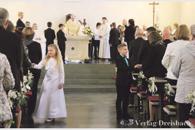 &quot;Friede sei mit Dir!&quot;, w&uuml;nschten zwei der Okrifteler Kommunionkinder den Mitgliedern der Gemeinde nach ihrem ersten gemeinsamen Abendmahl.