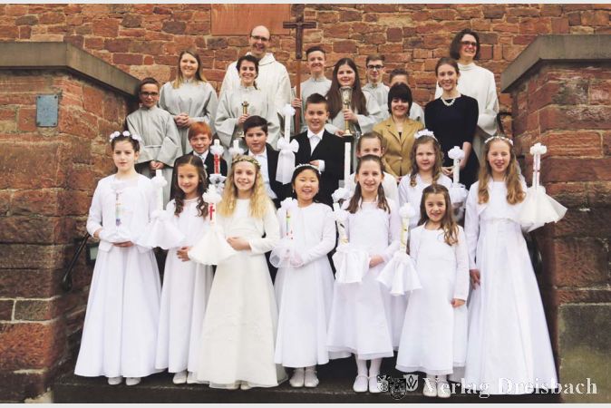 Die Kommunionkinder 2016 in Eddersheim &ndash; Sophia Keller, Emma Kim, Chantal Kr&auml;mer, Jonathan Lenerz, Sandrin Mussel, Aleksandra Pach, Hannah Plein, Lindsay Robes, Philipp Roth, Kimberley Vehmeier, Mieke Wagnitz und Luca Zappietro &ndash; mit Pfarrer Andreas Klee, Pastoralreferentin Juliane Schaad, den Katechetinnen Mirijam Keller und Verena Waldmann sowie den Ministranten am Tag ihrer Ersten Heiligen Kommunion.