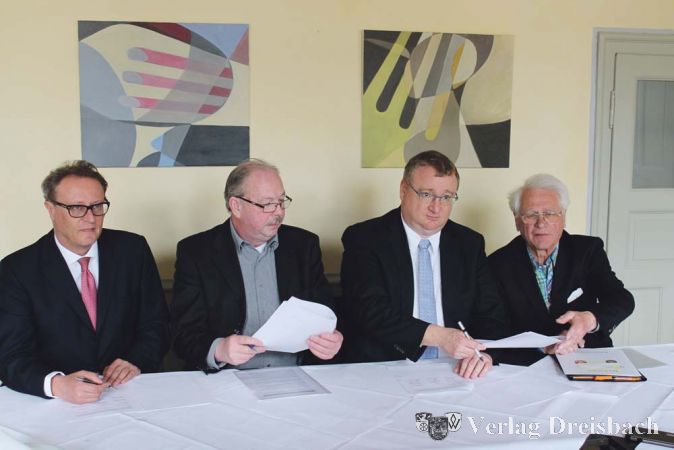 Koalitionssprecher Peter Pilz (FDP), FWG-Fraktionsvorsitzender Karl Heinz Spengler, Hattersheims designierter B&uuml;rgermeister Klaus Schindling (CDU) und FDP-Fraktionsvorsitzender Dietrich Muth gew&auml;hrten einen Ausblick auf ihre Politik der kommenden f&uuml;nf Jahre.
(Foto: A. No&eacute;)