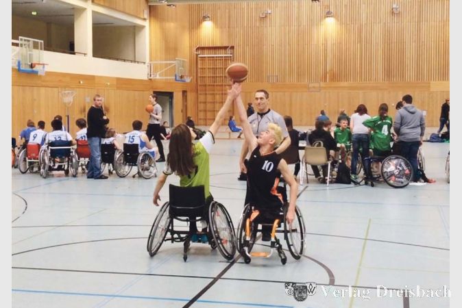 Ansto&szlig; - anschieben - dribbeln - rein in den Korb.