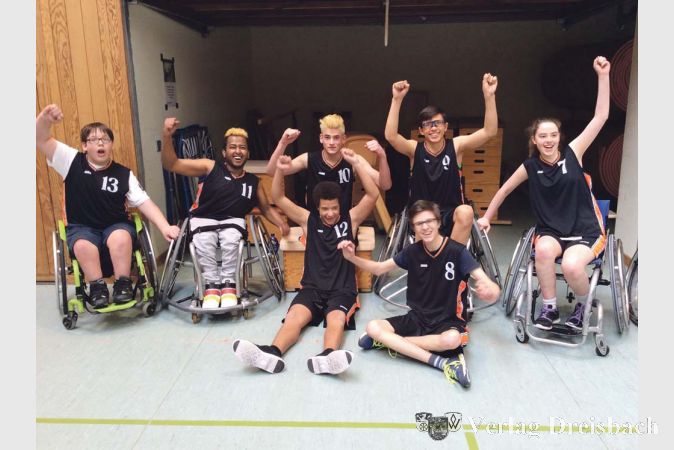 Sie fahren nach Berlin: Das Rollstuhl-Basketballteam der Peter-Josef-Briefs-Schule des Antoniushauses f&auml;hrt als beste hessische Mannschaft eines Qualifikationsturniers zum Bundesfinale von &bdquo;Jugend trainiert f&uuml;r Paralympics&ldquo; in die Bundeshauptstadt.
(Fotos: privat)