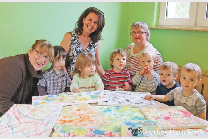 Rita Becker, Gerlinde Goldhausen und K&uuml;nstlerin Kerstin Hebauf (hinten, v. l.) zusammen mit Kindern des &bdquo;Treffp&uuml;nktchens&ldquo; vor den farbenfrohen und fantasievollen Kunstwerken.
(Foto: A. Kreusch)