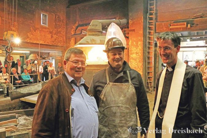 Willi Lauck, Glockengie&szlig;er Hanns Martin Rincker und Pfarrer Jung vor dem Schmelzofen in der Gie&szlig;halle.