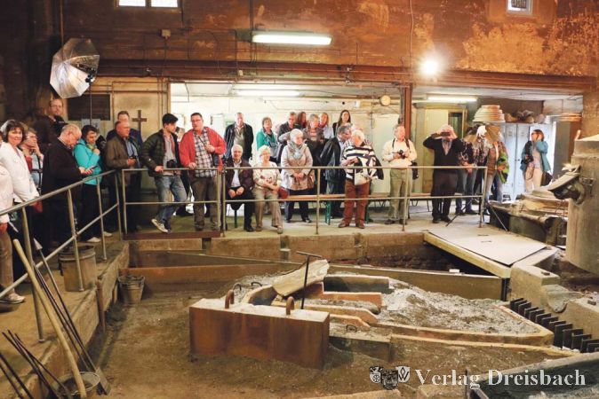 Rund um die Glockengrube versammelten sich die Besucher aus Fl&ouml;rsheim.
(Fotos: Ernst Gl&ouml;ckner)