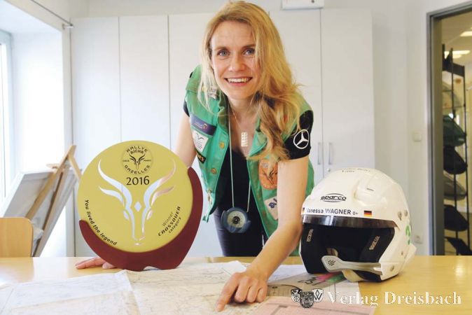 Die goldene Troph&auml;e der Rallye &bdquo;A&iuml;cha des Gazelles&ldquo;, den Helm mit Sprechfunkausr&uuml;stung, Kartenmaterial und Navigationswerkzeug auf dem Tisch, den unentbehrlichen Kompass und das &bdquo;Goldene Sandblech&ldquo; um den Hals &ndash; so erz&auml;hlt die Okriftelerin Vanessa Wagner anschaulich, begeistert und sehr interessant von ihrer erfolgreichen Rallye-Teilnahme in Marokko.
(Foto: A. Kreusch)
