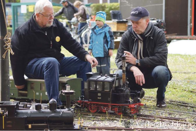 Der Koblenzer Rolf Braun hatte beim Andampfen des Dampfbahnclubs Rhein-Main seine Lok mitgebracht, an der er zwei Jahre lang gebastelt hatte.
(Fotos: G&ouml;ssl)