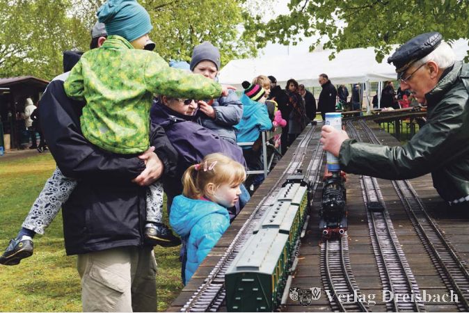 Auch die aufgest&auml;nderte Anlage auf dem DBC-Gel&auml;nde mit ihren 45 Millimetern Spurbreite weckt das Interesse der Dampfbahnfreunde.