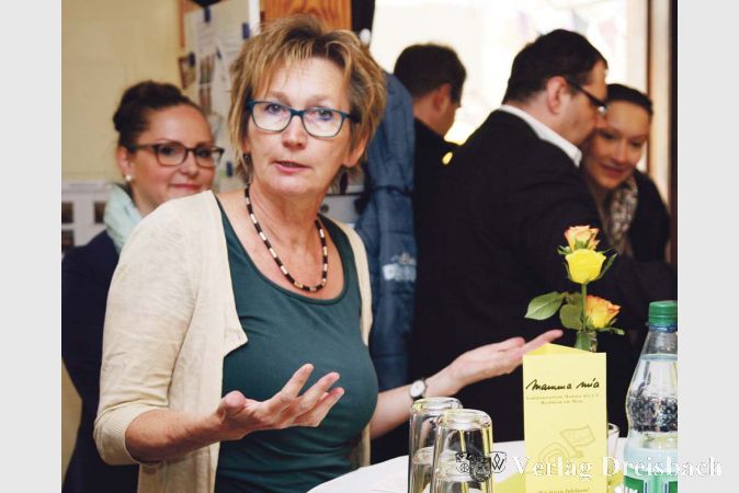 Petra Schierholz, Initiatorin der Vereinsgr&uuml;ndung und erste Vorsitzende des damaligen M&uuml;tterzentrums, berichtete von den Anf&auml;ngen des Vereins.