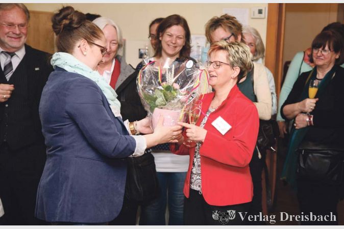 Dankesch&ouml;n f&uuml;r &bdquo;Misses Mamma Mia&ldquo;. Die neue Vorsitzende Natasha Stampone (l.) &uuml;bergab der Vorstandsassistentin und Vorg&auml;ngerin im Amt, Petra Heich, ein Pr&auml;sent f&uuml;r ihre unerm&uuml;dliche Arbeit f&uuml;r den Verein.