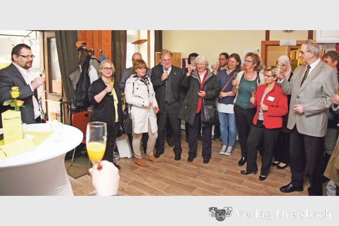 Ein Gl&auml;schen auf den Jubilar: Mit zahlreichen G&auml;sten, Wegebegleitern des Vereins und Vertretern aus Verwaltung und Politik feierte das Familienzentrum Mamma Mia bei einem Empfang seinen 25. Geburtstag.
(gus/Fotos: Steinacker)