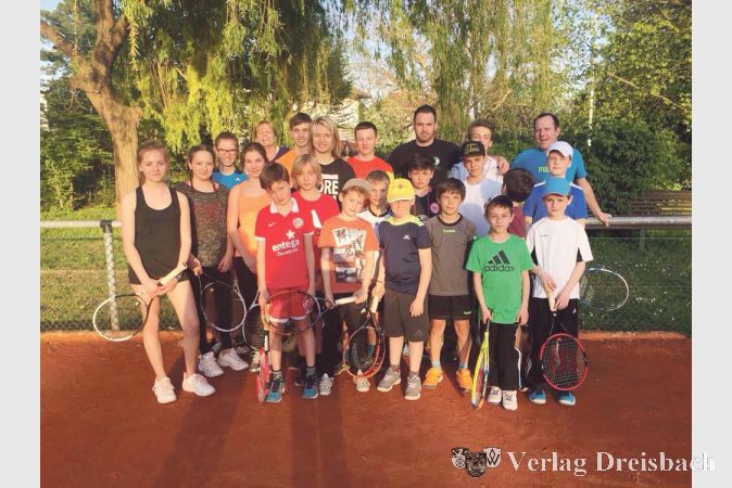 Das Jugendcamp des TCG versammelt 15 Nachwuchsspieler auf der Tennisanlage in der Bebelstra&szlig;e, die sich intensiv auf die Medenrunde vorbereiten.
(Foto: privat)