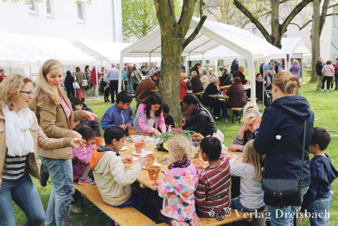Kinder konnten beim Gartenfest T&ouml;pfe verzieren und sie danach mit Erdbeeren bepflanzen.