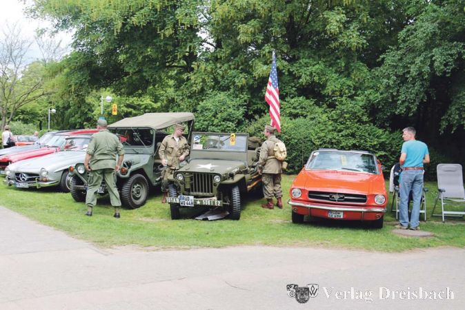 Kleine „amerikanische Ecke“ bei den Klassikertagen: Jeep und Mustang – beides sind Kultmarken für viele Oldtimerfreunde.