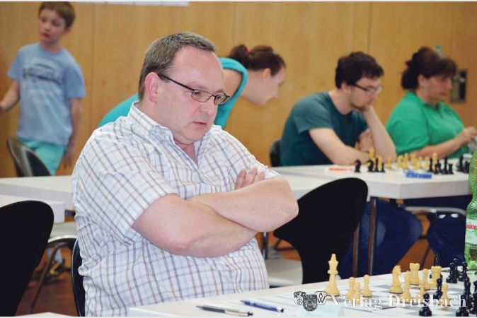 Da wusste er noch nichts von seinem sp&auml;teren Gl&uuml;ck: Kai H&uuml;bner vom Schachclub Fl&ouml;rsheim gewann bei den Hessenmeisterschaften in der Stadthalle das Turnier der Gruppe C. Das brachte ihm neben Pokal und reichlich Schulterklopfen auch einen angenehm gef&uuml;llten Briefumschlag. Doch die Einladung, einen ausgeben zu wollen, geriet zur &bdquo;H&auml;ngepartie&ldquo; &ndash; nach viereinhalb Tagen Schach bei strahlendem Sonnenschein (drau&szlig;en) wollten seine Fl&ouml;rsheimer Schachfreunde am Sonntagnachmittag &bdquo;nix wie raus&ldquo;. Die Runde kann freilich noch nachgeholt werden.
(Foto: Schachclub)