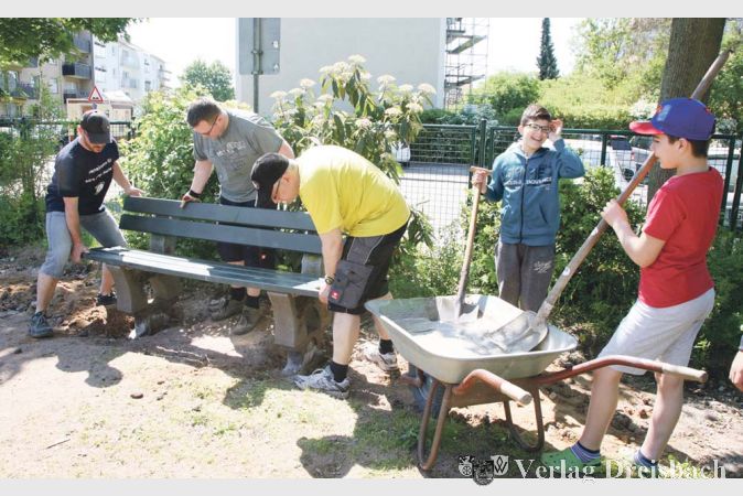 Auch an den Aufenthaltswert auf dem Spielplatz, wichtiger f&uuml;r die Mamas, Papas, Omas und Opas als f&uuml;r die Kinder, wird durch das Aufstellen von B&auml;nken und Garnituren gedacht.