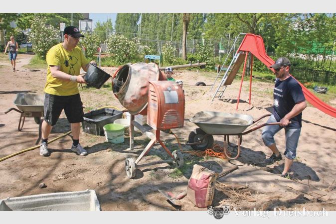 Ohne solide Fundamente d&uuml;rfen auf Spielpl&auml;tzen keine gr&ouml;&szlig;eren Ger&auml;te stehen, also mixen sich die Aktiven des Spielplatzvereins ihren Beton im Mischer zusammen.
(gus/Fotos: Steinacker)