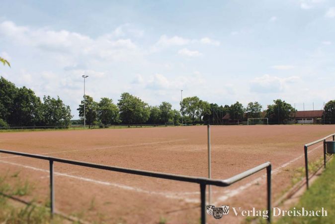 Der gemeindeeigene Hartplatz ist vor allem w&auml;hrend der langen Sperrphasen des benachbarten Naturrasenfeldes stark beansprucht, aber selbst bei wasserreichen Wetterlagen nicht jederzeit bespielbar.