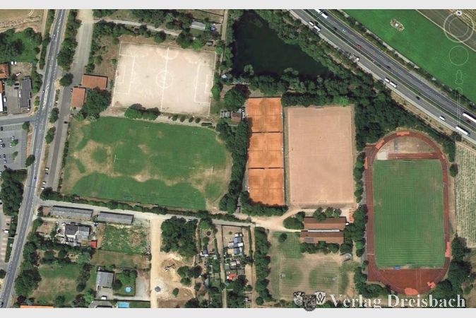Gleich zwei Hartpl&auml;tze weist der Sportplatzkomplex am Ginsheimer Sand noch immer anf. Nach der SV 07, der das Feld links oben geh&ouml;rt, wollen nun auch die Sportfreunde Bischofsheim und Genclerbirligi als Nutzer des gemeindeeigenen Tennenfeldes den Umbau zum Kunstrasenfeld forcieren.
(gus/Foto: Google Earth)