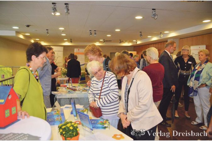 Auf dem &bdquo;Markt der M&ouml;glichkeiten&ldquo; konnten sich die rund 300 erschienen G&auml;ste informieren und austauschen. Auch das Kinderbuch von Christa Hofmann &bdquo;Sterne leuchten immer&ldquo; wurde vorgestellt.
(Fotos: R. D&ouml;rh&ouml;fer)