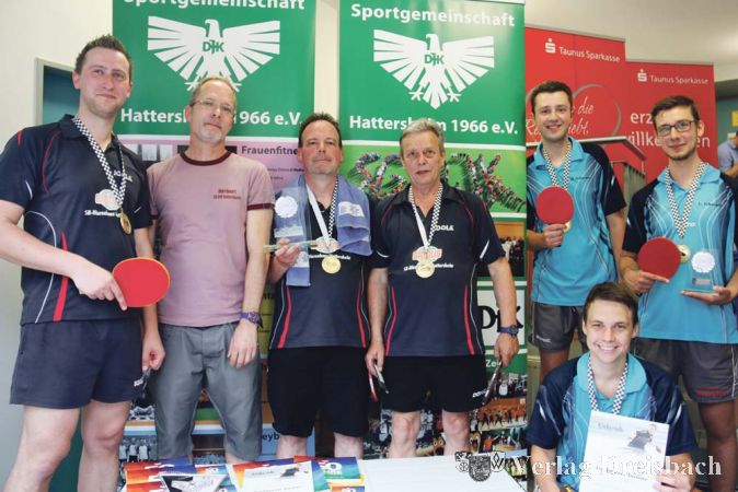 Tischtennis-Abteilungsleiter Herbert Gies (2.v.l.) freute sich, dass mit der Mannschaft des VfN Blau-Rot Hattersheim (in dunkelblauen Trikots) immerhin &bdquo;Hauptst&auml;dter&ldquo; die TT-Stadtmeisterschaften gewonnen hatten &ndash; seine SG DJK Mannschaft (in hellblauen Trikots) wurde Vize-Stadtmeister.
(Foto: A. Kreusch)