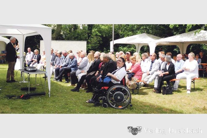 B&uuml;rgermeister Dirk Westedt (l.) begr&uuml;&szlig;te die Kunstinteressierten im Garten der Kunstsammlung bei sch&ouml;nsten Fr&uuml;hlingswetter.
(Fotos: hb)