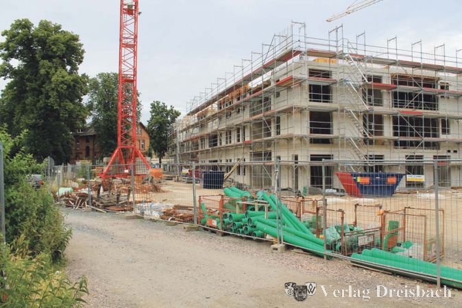 Der Bau des Neuen Sch&uuml;tzenhofes geht voran. An den Geb&auml;udekomplex grenzen drei Teilbereiche, die, miteinander in Beziehung gesetzt, eine harmonische und f&uuml;r vielf&auml;ltige Zwecke nutzbare Platzfl&auml;che bilden sollen.
(Fotos: A. No&eacute;)