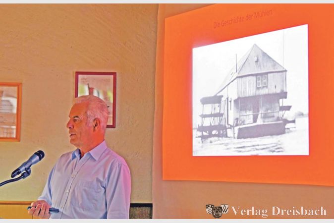 Udo M&ouml;ller hatte sich in die Kulturgeschichte der Mehlherstellung vertieft und schilderte die Entwicklung der Techniken bis hin zur Nutzung von Schiffsm&uuml;hlen , wie sie einst im Rhein bei Ginsheim lagen.
(Foto: privat)